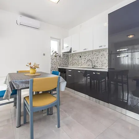 Σπίτι διακοπών 9 Bedroom In Tribunj *