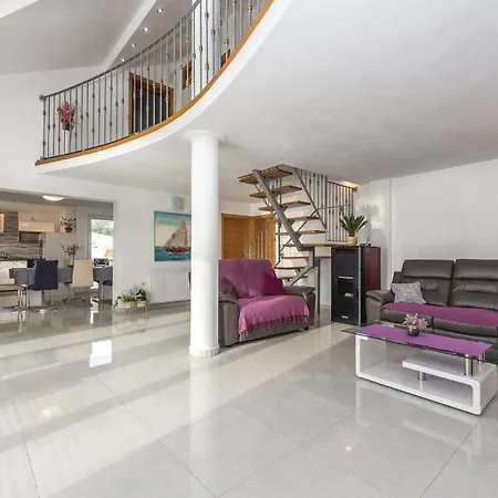 Σπίτι διακοπών 9 Bedroom In Tribunj Tribalj