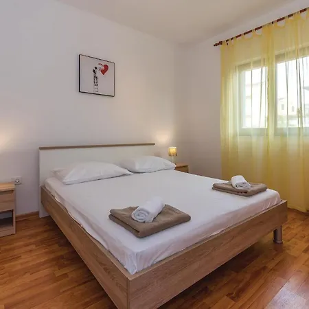 Σπίτι διακοπών 9 Bedroom In Tribunj