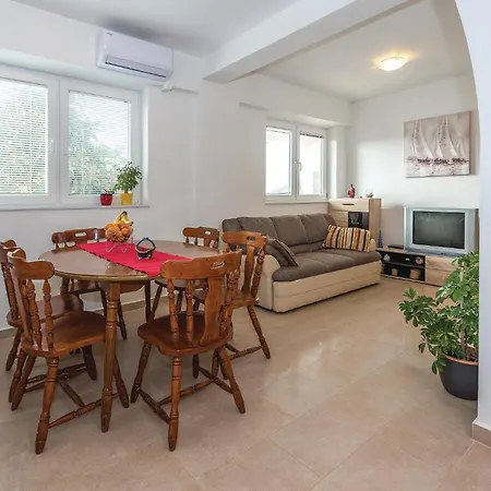 Σπίτι διακοπών 9 Bedroom In Tribunj