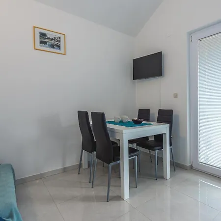 Σπίτι διακοπών 9 Bedroom In Tribunj *