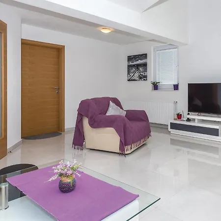 9 Bedroom In Tribunj