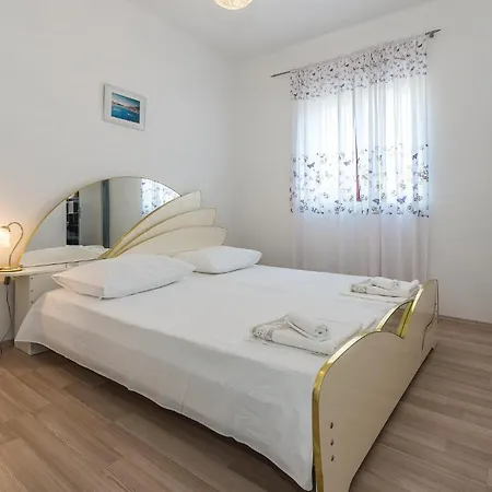 Σπίτι διακοπών 9 Bedroom In Tribunj Tribalj