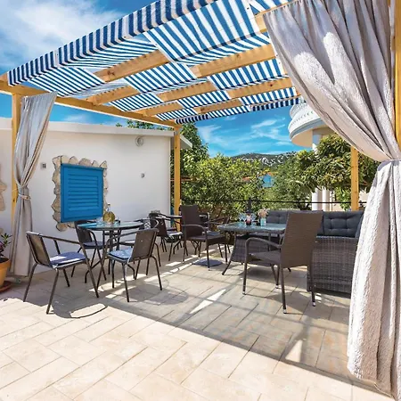 Σπίτι διακοπών 9 Bedroom In Tribunj