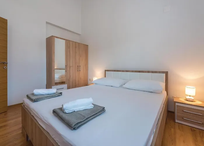 9 Bedroom In Tribunj בית נופש Tribalj