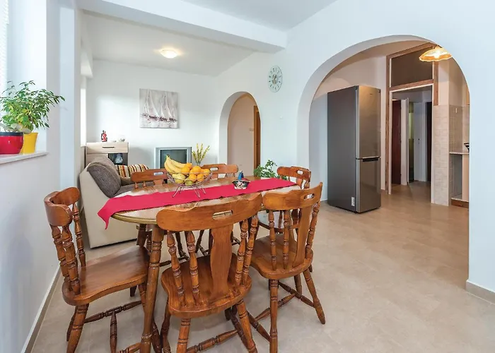 9 Bedroom In Tribunj בית נופש