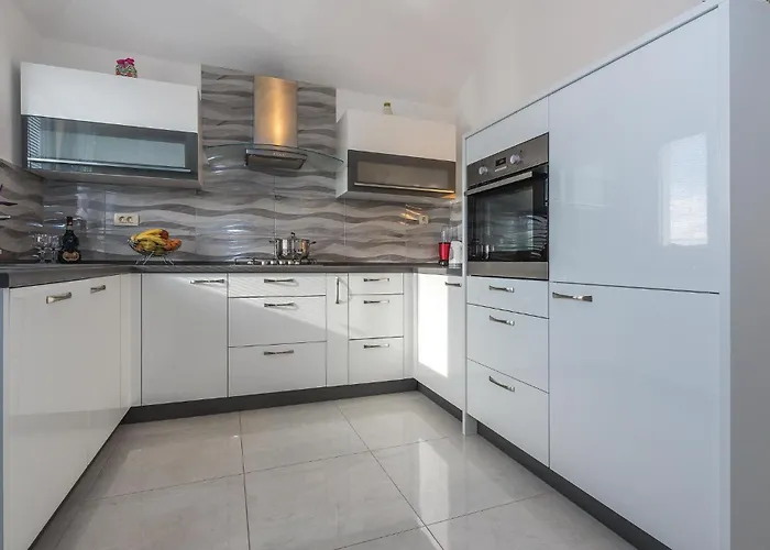 בית נופש 9 Bedroom In Tribunj