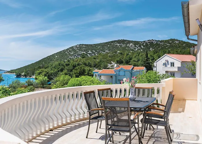 9 Bedroom In Tribunj בית נופש *