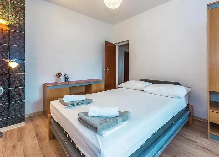 9 Bedroom In Tribunj