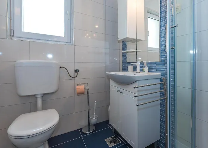 9 Bedroom In Tribunj בית נופש