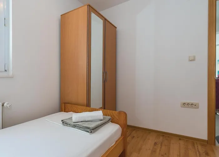 9 Bedroom In Tribunj בית נופש *