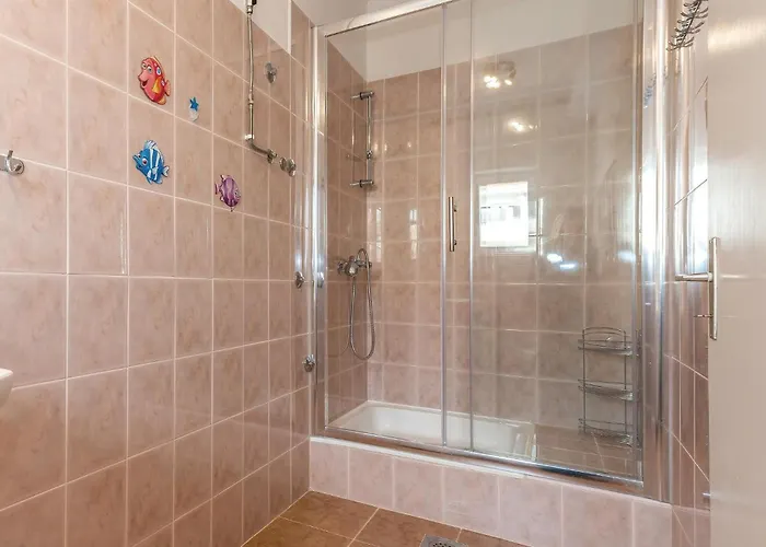 בית נופש 9 Bedroom In Tribunj Tribalj