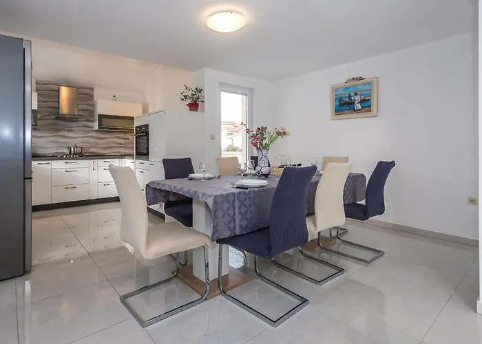 בית נופש 9 Bedroom In Tribunj