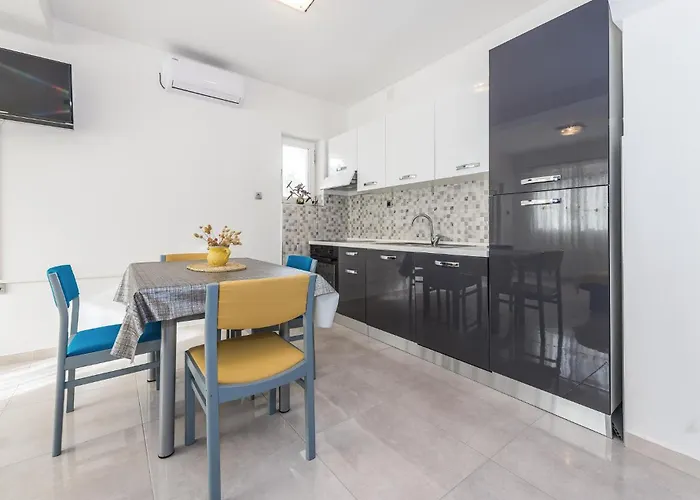 בית נופש 9 Bedroom In Tribunj *