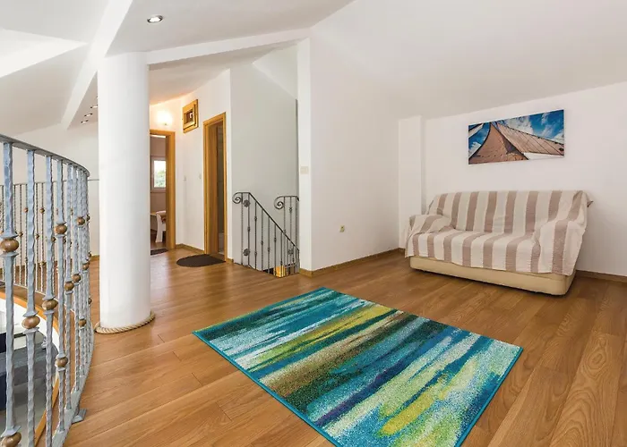 9 Bedroom In Tribunj בית נופש Tribalj