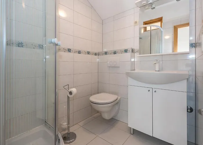 9 Bedroom In Tribunj בית נופש