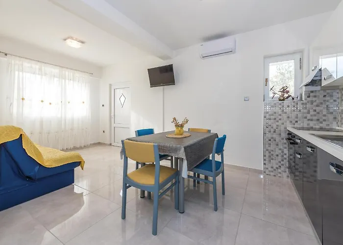 בית נופש 9 Bedroom In Tribunj Tribalj