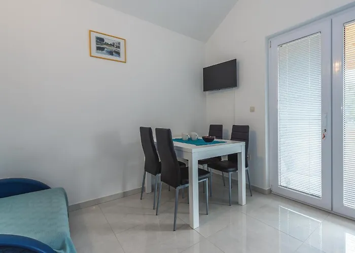 בית נופש 9 Bedroom In Tribunj *