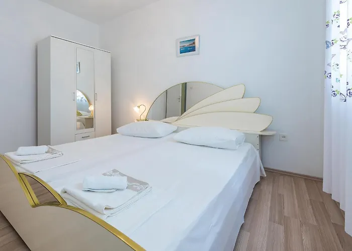 9 Bedroom In Tribunj בית נופש Tribalj