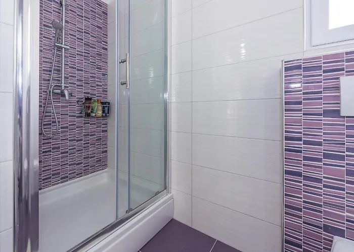 9 Bedroom In Tribunj בית נופש