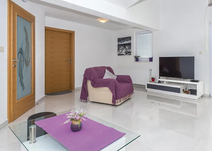 9 Bedroom In Tribunj