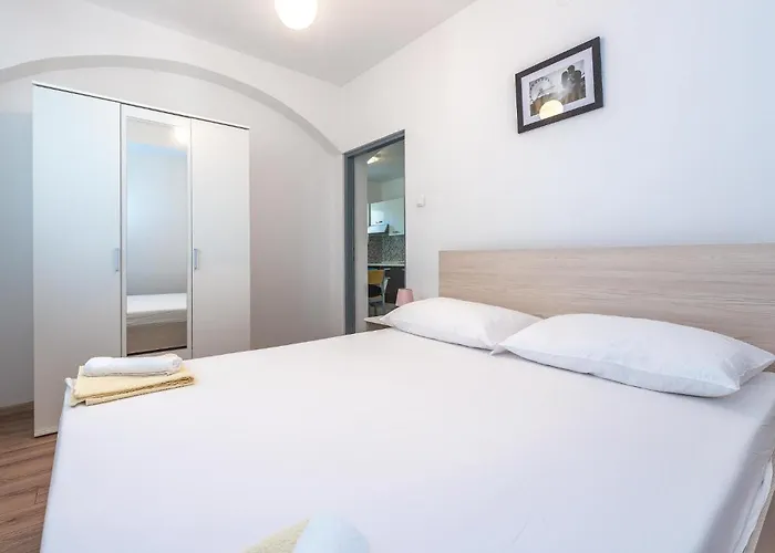 9 Bedroom In Tribunj בית נופש *