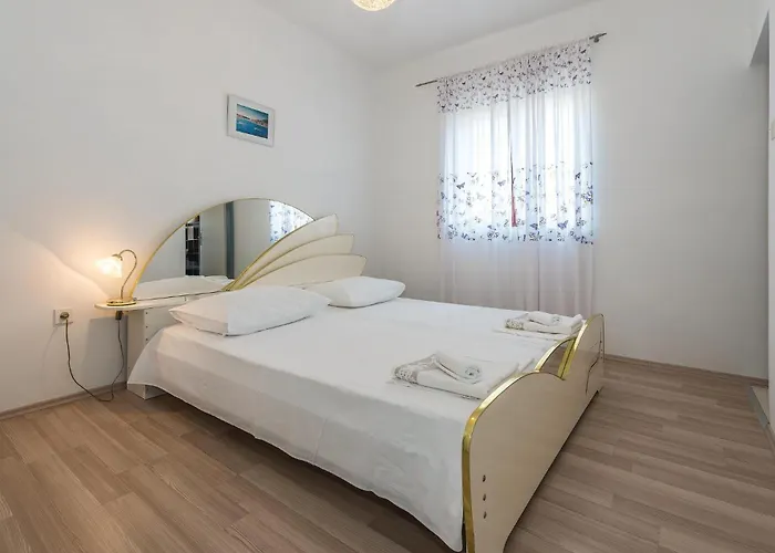 בית נופש 9 Bedroom In Tribunj Tribalj