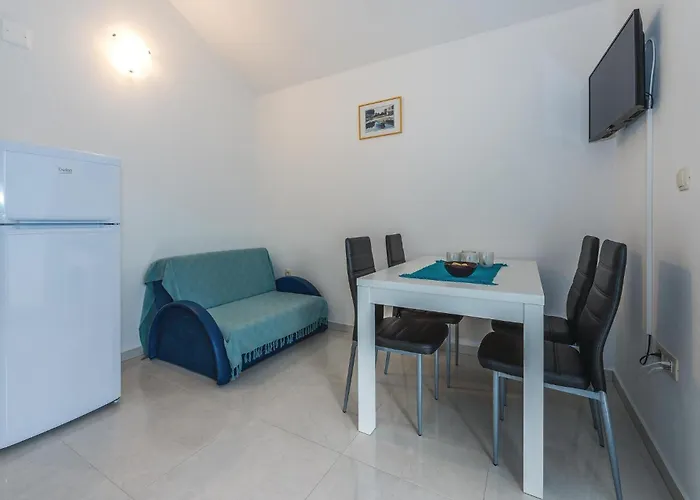 9 Bedroom In Tribunj בית נופש