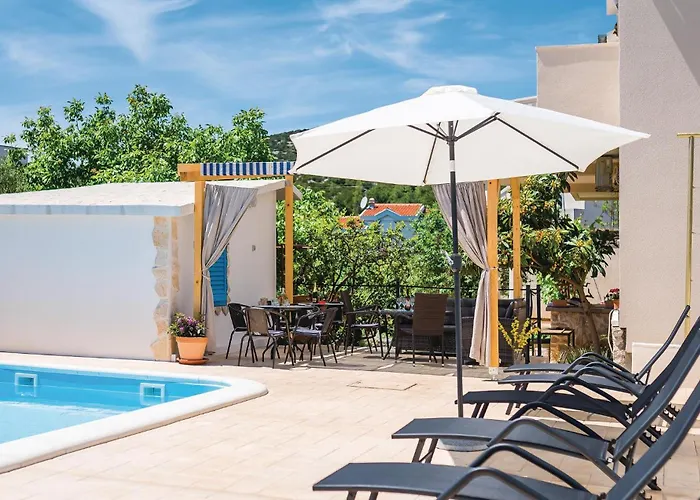 בית נופש 9 Bedroom In Tribunj Tribalj